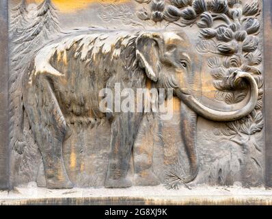 CAMBRIDGE ENGLAND MAMMUT MAMMUTHUS BAS-RELIEF-SKULPTUR AN DER WAND DES SEDGWICK MUSEUM OF EARTH SCIENCES Stockfoto