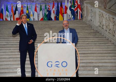 23. Juli 2021, NAPOLI, CAMPANIA, ITALIA: 23/07/2021 Neapel, Im Palazzo reale gab es heute Morgen die Ankunft der Delegierten der G20 für die Umwelt..auf dem Foto: Der italienische Umweltminister Hon. Roberto Cingolani mit dem amerikanischen Sekretär J.F. Kerry (Foto: © Fabio Sasso/ZUMA Press Wire) Stockfoto