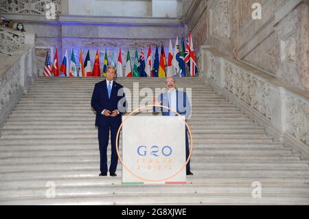 23. Juli 2021, NAPOLI, CAMPANIA, ITALIA: 23/07/2021 Neapel, Im Palazzo reale gab es heute Morgen die Ankunft der Delegierten der G20 für die Umwelt..auf dem Foto: Der italienische Umweltminister Hon. Roberto Cingolani mit dem amerikanischen Sekretär J.F. Kerry (Foto: © Fabio Sasso/ZUMA Press Wire) Stockfoto