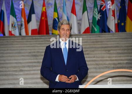 23. Juli 2021, NAPOLI, CAMPANIA, ITALIA: 23/07/2021 Neapel, Im Palazzo reale gab es heute Morgen die Ankunft der Delegierten der G20 für die Umwelt..auf dem Foto: Mit dem amerikanischen Sekretär J.F. Kerry (Foto: © Fabio Sasso/ZUMA Press Wire) Stockfoto