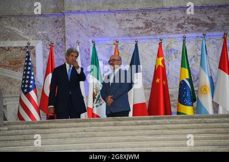 23. Juli 2021, NAPOLI, CAMPANIA, ITALIA: 23/07/2021 Neapel, Im Palazzo reale gab es heute Morgen die Ankunft der Delegierten der G20 für die Umwelt..auf dem Foto: Der italienische Umweltminister Hon. Roberto Cingolani mit dem amerikanischen Sekretär J.F. Kerry (Foto: © Fabio Sasso/ZUMA Press Wire) Stockfoto