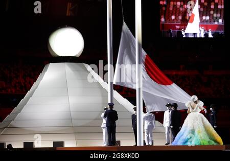 Tokio, Japan. Juli 2021. Die japanische Nationalflagge wird während der Eröffnungszeremonie der Olympischen Spiele 2020 in Tokio am 23. Juli 2021 im Olympiastadion in Tokio, Japan, angehoben. Quelle: Li Ming/Xinhua/Alamy Live News Stockfoto