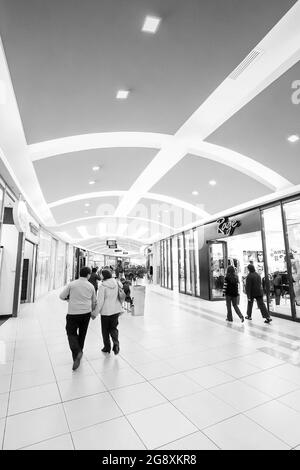 JOHANNESBURG, SÜDAFRIKA - 06. Jan 2021: Das Innere der Alberton City Mall in Johannesburg Stockfoto