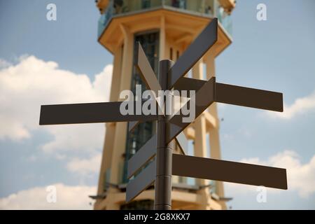 Anfahrt Schilder auf dem Hintergrund des Siofok Wasserturms in Siofok, Ungarn Stockfoto