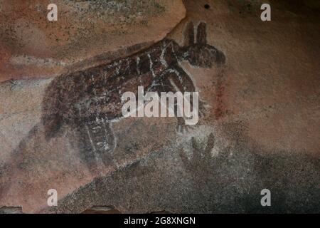 Alte Felsmalereien der Aborigines im Quinkan-Stil in der Nähe des Township Laura auf der Halbinsel Cape York im Norden von Queensland, Australien. Stockfoto