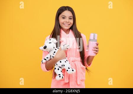 Kind tragen weichen Nachthemd spielen mit Spielzeug. Kind in gemütlichen Schlafbekleidung. Haut Schönheit. Süße Träume. Stockfoto