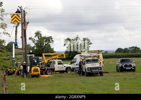 Das Western Power Distribution Team installiert einen neuen Transformer im Inland an einem neuen Mast, der von der neuen Erdverkabelung Cotswolds UK versorgt wird Stockfoto