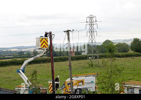 Das Western Power Distribution Team installiert einen neuen Transformer im Inland an einem neuen Mast, der von der neuen Erdverkabelung Cotswolds UK versorgt wird Stockfoto