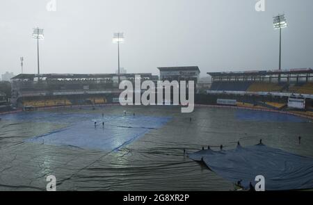 Colombo, Sri Lanka. Juli 2021. Die Mitarbeiter des Bodenpersonals von Sri Lanka decken den Boden ab, während beim dritten Cricket-Spiel von One Day International (ODI) zwischen Sri Lanka und Indien am 23. Juli 2021 im R.Premadasa Stadium in Colombo der Regen aufhört zu spielen. (Bild: © Pradeep Dambarage/ZUMA Press Wire) Bild: ZUMA Press, Inc./Alamy Live News Stockfoto