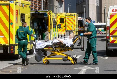 London, Großbritannien. Juli 2021. Die Krankenhäuser stehen unter Druck, da im Royal London Hospital in Whitechapel ein ständiger Strom von Patienten eintrifft. Die Infektionsraten steigen weiter an, und etwa 741,700 Menschen testen positiv, Tage nachdem Boris Johnson die Aufhebung aller Covid-19-rechtlichen Beschränkungen am Freedom Day bestätigt hatte. Krankenhäuser haben auch einen großen Rückstand an Patienten. Dies ist ein Tag, nachdem NHS-Mitarbeitern eine Gehaltserhöhung von 3 % angeboten wurde. Krankenschwestern und Personal erwägen Streikaktion. Kredit: Mark Thomas/Alamy Live Nachrichten Stockfoto