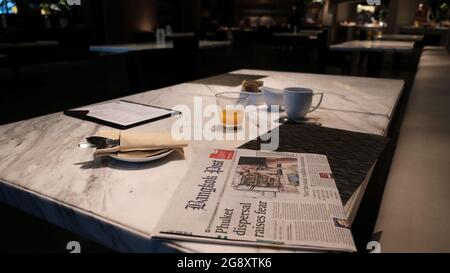 Inneneinrichtung Orange Juice Coffee Zeitung auf dem Tisch Stockfoto