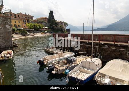 Varenna, Italien - juli 22 2021 -der kleine Hafen von Varenna ist ein berühmtes Dorf am Comer See Stockfoto