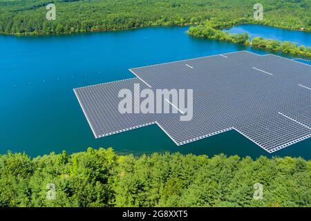 Panorama-Luftaufnahme der erneuerbaren alternativen Stromerzeugung die schwimmende Solarzellenplattform auf dem schönen See Stockfoto