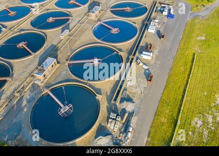 Moderne städtische Kläranlage Wasserreinigung ist der Prozess der Entfernung unerwünschter Chemikalien aus der Panorama-Luftaufnahme Stockfoto