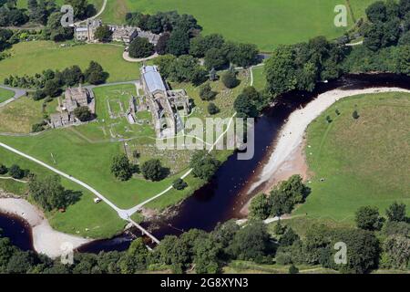 Luftaufnahme der Abtei von Bolton mit Sonnenbaden und Schwimmen im Fluss Wharfe Stockfoto