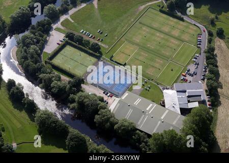 Luftaufnahme des Ilkley Lawn Tennis & Squash Club (Tennisclub), West Yorkshire Stockfoto