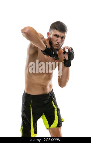 Nahaufnahme professioneller männlicher MMA-Boxer in Bewegung isoliert auf weißem Studiohintergrund. Fit muskulösen kaukasischen Athleten kämpfen. Stockfoto