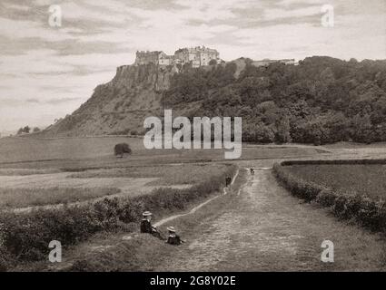 Eine Ansicht des Stirling Castle aus dem späten 19. Jahrhundert, eines der größten und bedeutendsten Schlösser Schottlands, sowohl historisch als auch architektonisch. Die Burg liegt auf dem Castle Hill, einem aufdringlichen Felsen, der an drei Seiten von steilen Klippen umgeben ist und eine starke defensive Position einnimmt. Die Burg stammt aus dem frühen 12. Jahrhundert, heute Gebäude meist zwischen 1490 und 1600 gebaut, während die äußeren Verteidigungsmauern vor der Stadt stammen aus dem frühen 18. Jahrhundert. Stockfoto