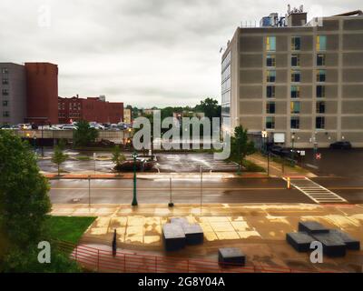 Syracuse, New York, USA. 17. Juli 2021. Blick auf die W. Washington Street und Teile des Onondaga Creek in der Innenstadt von Syrakus an einem regnerischen Wochenendmorgen Stockfoto