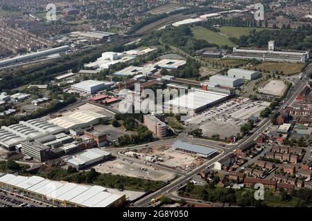 Luftaufnahme über den Liverpool Innovation Park und das ehemalige Littlewoods-Gebäude (langes weißes Gebäude) Stockfoto