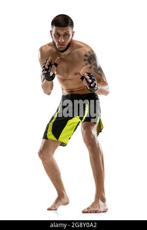 Portrait eines professionellen männlichen MMA Boxers, der isoliert auf weißem Studiohintergrund praktiziert. Fit muskulösen kaukasischen Athleten kämpfen. Stockfoto