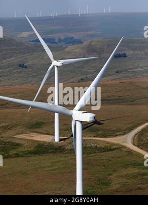 Luftaufnahme von Windkraftanlagen auf den Pennines mit 2 Nahaufnahmen und anderen im Hintergrund Stockfoto