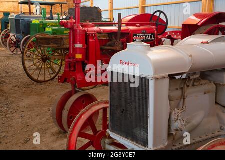 Restaurierte Fahrzeugausstellung, Big Horn County Historical Museum, Hardin, Montana Stockfoto