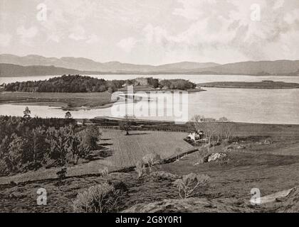 Eine Ansicht des Dunstaffnage Castle aus dem späten 19. Jahrhundert, eine teilweise zerstörte Burg am südwestlichen Eingang zum Loch Etive in Argyll und Bute, Westschottland. Das dreiseitig vom Meer umgebene Schloss stammt aus dem 13. Jahrhundert, als es von den MacDougall-Herren von Lorn erbaut wurde und seit dem 15. Jahrhundert vom Clan Campbell gehalten wird, aber im Laufe der Jahre allmählich verfiel. Stockfoto