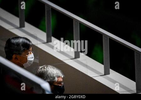 Kaiser von Japan Naruhito und Präsident des Internationalen Olympischen Komitees Thomas Bach mit Plastique-Barriere dazwischen bei der Eröffnungszeremonien Stockfoto
