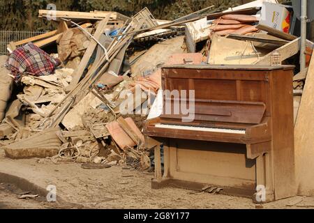Bad Neuenahr Ahrweiler, Deutschland. Juli 2021. Berge von sperrigen Abfällen häufen sich am Straßenrand meters hoch, davor steht ein Klavier. Die Reinigungsarbeiten im überfluteten Bereich sind in vollem Gange. Kredit: Bodo Marks/dpa/Alamy Live Nachrichten Stockfoto