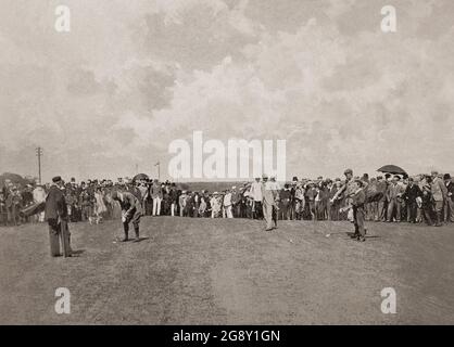 Ein Blick aus dem späten 19. Jahrhundert auf die Menschenmassen auf den Golfplätzen von St Andrews, einer Stadt an der Ostküste von Fife in Schottland. Der Golfclub wurde 1754 als Society of St Andrews Golfers gegründet, ein örtlicher Golfclub, der in St Andrews Links spielt, und gewann schnell an Bedeutung. Im Jahr 1834 erkannte König William IV St. Andrews als Royal and Ancient an und die Royal Society of St. Andrews Golfer erklärten es zum Zuhause des Golfsports. Später wurde es als der Royal and Ancient Golf Club of St Andrews bezeichnet; die Gesellschaft kodifizierte die Regeln des Golfs 1897 und übernahm allmählich die Kontrolle über den Betrieb von Golfturnieren auf anderen Golfplätzen. Stockfoto