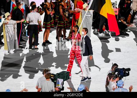 Der belgische Athlet Nafissatou Nafi Thiam und der belgische Eishockeyspieler Felix Denayer tragen die belgische Flagge während der Eröffnungszeremonie der 'Tokyo 2020 Stockfoto
