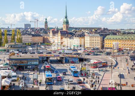 Stockholm, Schweden - 21. Mai 2015: Verkehrsknotenpunkt in der Nähe der U-Bahnstation Slussen und der Altstadt von Stockholm Stockfoto