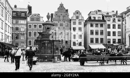 Stockholm, Schweden - 21. Mai 2015: Menschen auf dem Stortorget-Platz in Stockholm. Schwarzweiß-Fotografie, Stadtbild Stockfoto