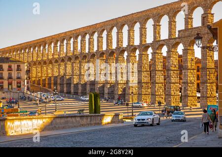 Segovia, Spanien - 21. September 2015: Antikes römisches Aquädukt in Segovia bei Sonnenuntergang. Stadtbild Stockfoto