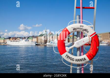 Stockholm, Schweden - 21. Mai 2015: Rettungsboje am Wasser in Stockholm und die Altstadt im Hintergrund Stockfoto