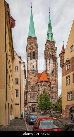 Nürnberg, Deutschland - 17. Mai 2016: Straße und St. Sebaldus Kirche in Nürnberg Stockfoto