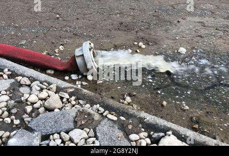 Wasserschaden - Wasser wird nach heftigen Regenfällen aus einem überfluteten Keller in Köln gepumpt. Stockfoto