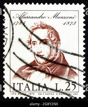 ITALIEN - UM 1973: Eine in Italien gedruckte Briefmarke zeigt Alessandro Manzoni, Romancier und Dichter, um 1973 Stockfoto