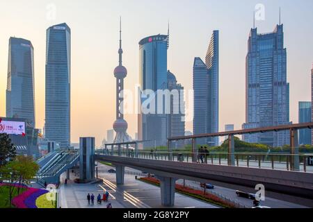 Shanghai, China - 9. April 2014: Pudong-Bezirk in Shanghai in der Abenddämmerung Stockfoto