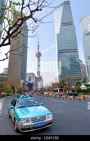Shanghai, China - 8. April 2014: Taxi-Auto auf der Straße in Shanghai. Weitwinkelaufnahme Stockfoto