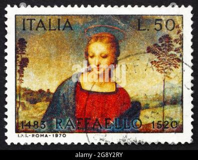 ITALIEN - UM 1970: Eine in Italien gedruckte Briefmarke zeigt Madonna vom Goldfinken, Detail, vom italienischen Maler Raphael, um 1970 Stockfoto