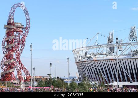 Der ArcelorMittal Orbit Tower und das Olympiastadion, Olympic Park Stratford während der Olympischen Spiele 2012 in London, England, Großbritannien Stockfoto