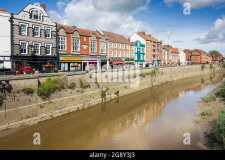 Bridgwater, Somerset, Großbritannien. Geschäfte und Restaurants am West Quay mit Blick auf den Fluss Parrett. Stockfoto
