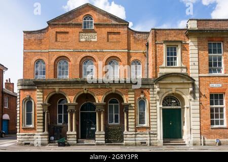 Die Wesleyan Chapel, Bridgwater, Somerset, eine nonkonformistische Kapelle aus dem frühen 19. Jahrhundert mit einer späteren viktorianischen Fassade. Stockfoto