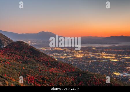 Provo, Utah, USA Blick auf die Innenstadt vom Aussichtspunkt während einer Herbstdämmerung. Stockfoto