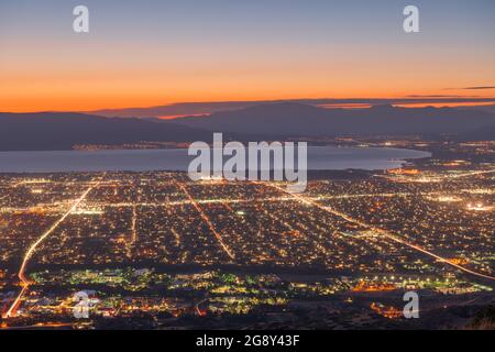 Provo, Utah, USA Blick auf die Innenstadt vom Aussichtspunkt in der Dämmerung. Stockfoto