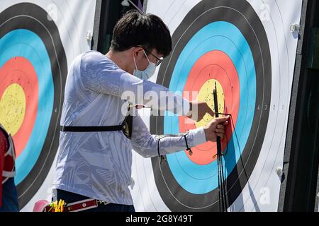 Tokio, Japan. Juli 2021. Je Deok KIM (Kor, 1. Platz) zieht seine Pfeile aus dem Ziel; Bogenschießen/Männer, Rekurve, Qualifikation/am 07/23/2021; Olympische Sommerspiele 2020, ab 23.07. - 08.08.2021 in Tokio/Japan. Quelle: dpa/Alamy Live News Quelle: dpa picture Alliance/Alamy Live News Stockfoto