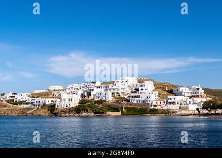 Landschaftsansicht des Dorfes Loutra auf Kythnos, Kykladen, Griechenland. Traditionelle griechische weiß getünchte Häuser mit blauen Türen und Fensterläden. Stockfoto