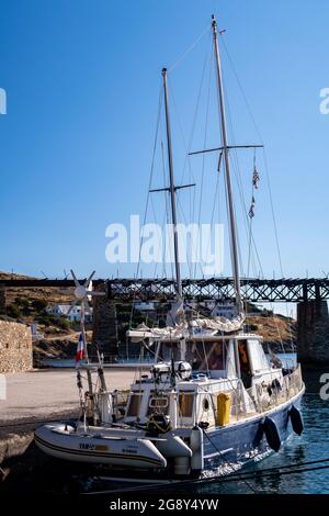 LOUTRA, Kytnos, Griechenland, 04.06.2019. Zwei Mast großes blaues hölzerne Segelfischereiboot, das an Loutra Marina, Kykladen, Griechenland angedockt ist. Stockfoto